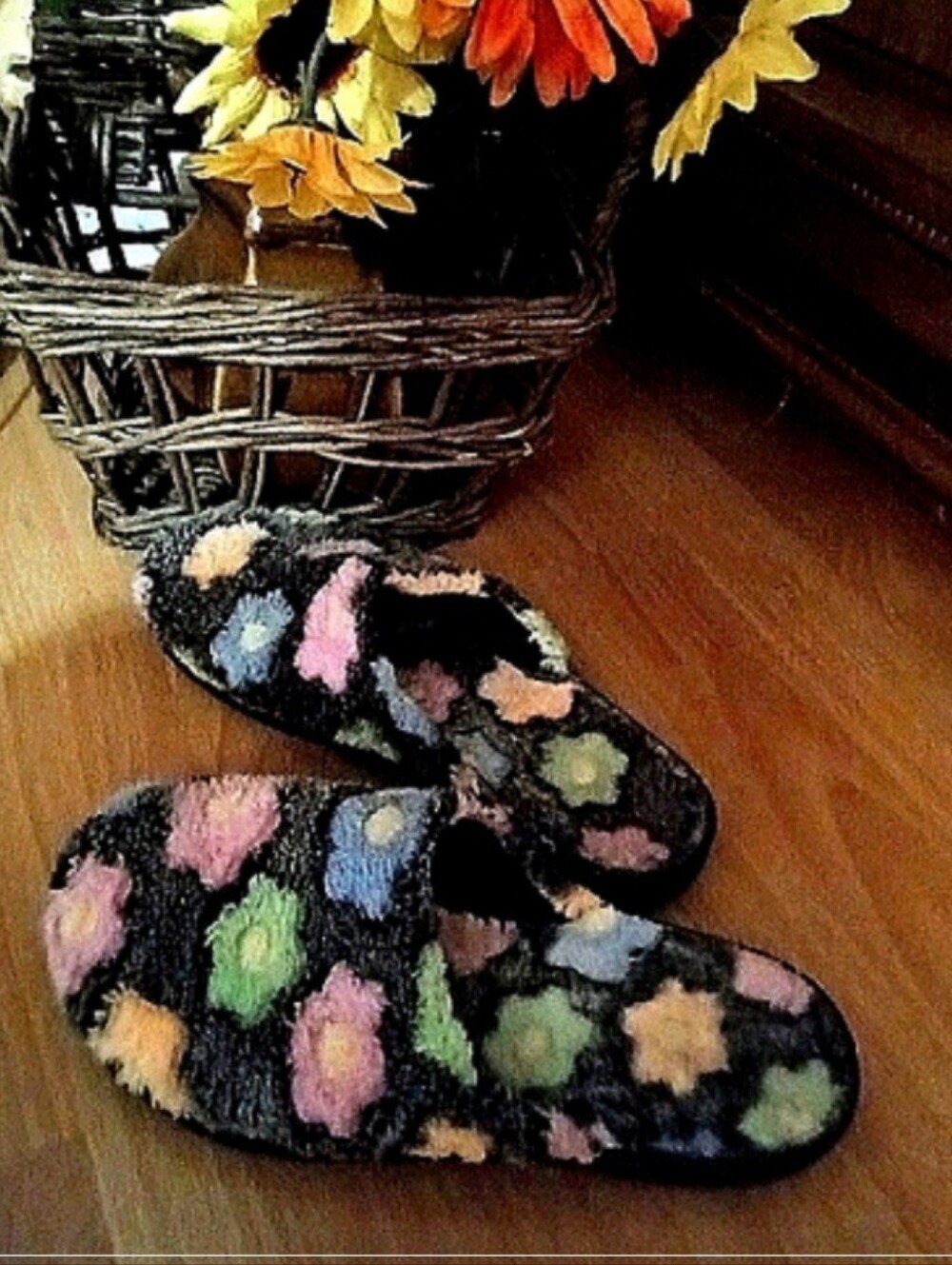 NEWOT🐞Gray Plush Multicolour Daisy Floral Women's Slippers Sz: 7
